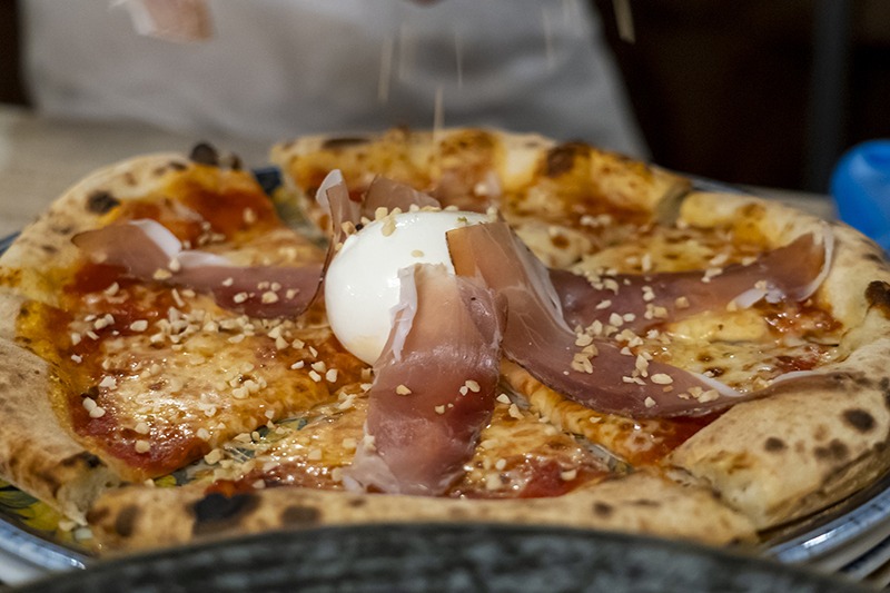 Pizza con prosciutto crudo e mozzarella al San Cristobal